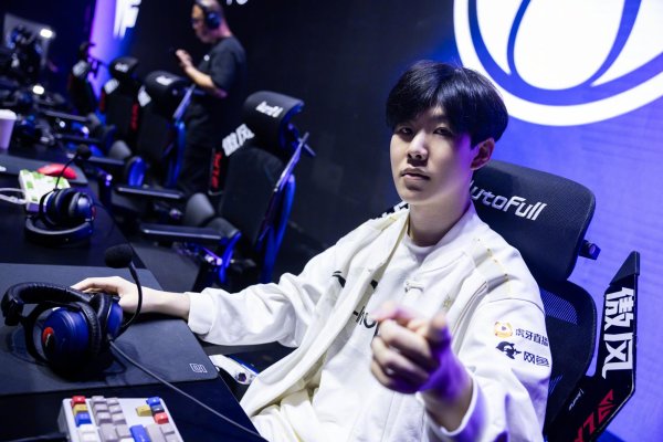 九游体育app娱乐-韦鲁斯如实衣裳他的T1制服-九游体育 手机娱乐最全平台 登录入口